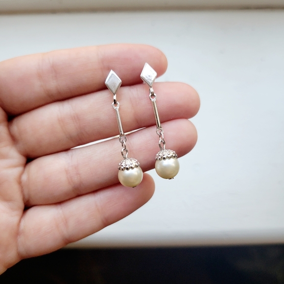 Vintage Avon Silver Simple Dainty Classic Pearl Drop Hanging Stud Earrings - Picture 12 of 16